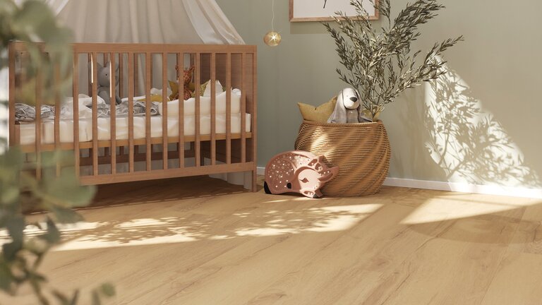 Kinderzimmer mit hellem Holzboden, Kinderbett aus Holz und natürlichem Tageslicht